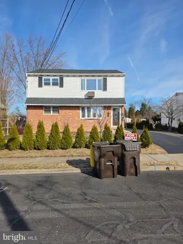 a view of house with car parked