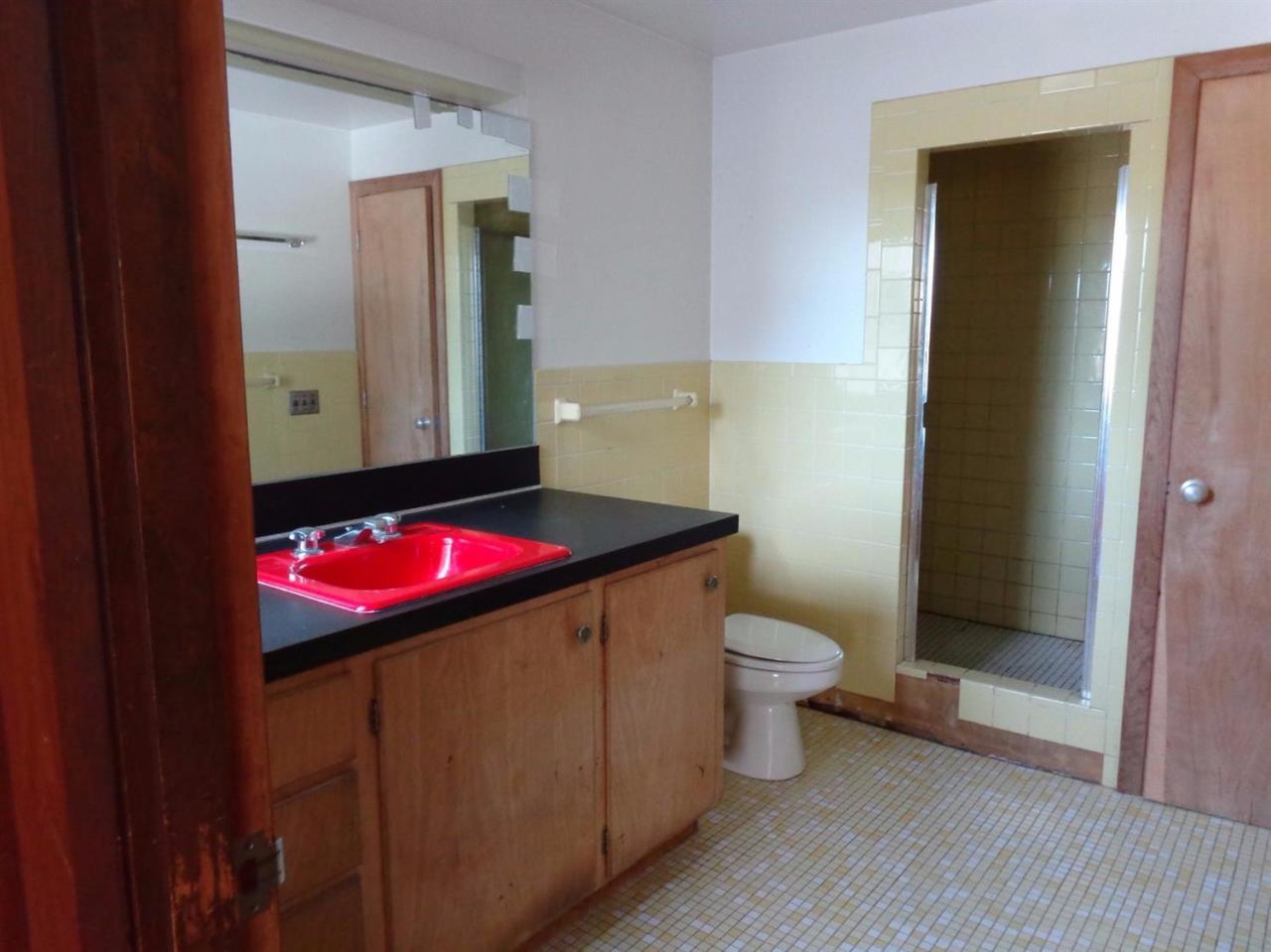 45 Uplands Drive Wellfleet, MA 02667 - Photo 20 of 35 a bathroom with a toilet and a sink