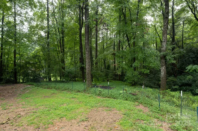 a view of a house with backyard