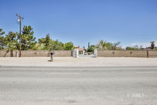 712 East Kendall Avenue Ridgecrest, CA 93555 - Photo 2 of 50 a view of a park