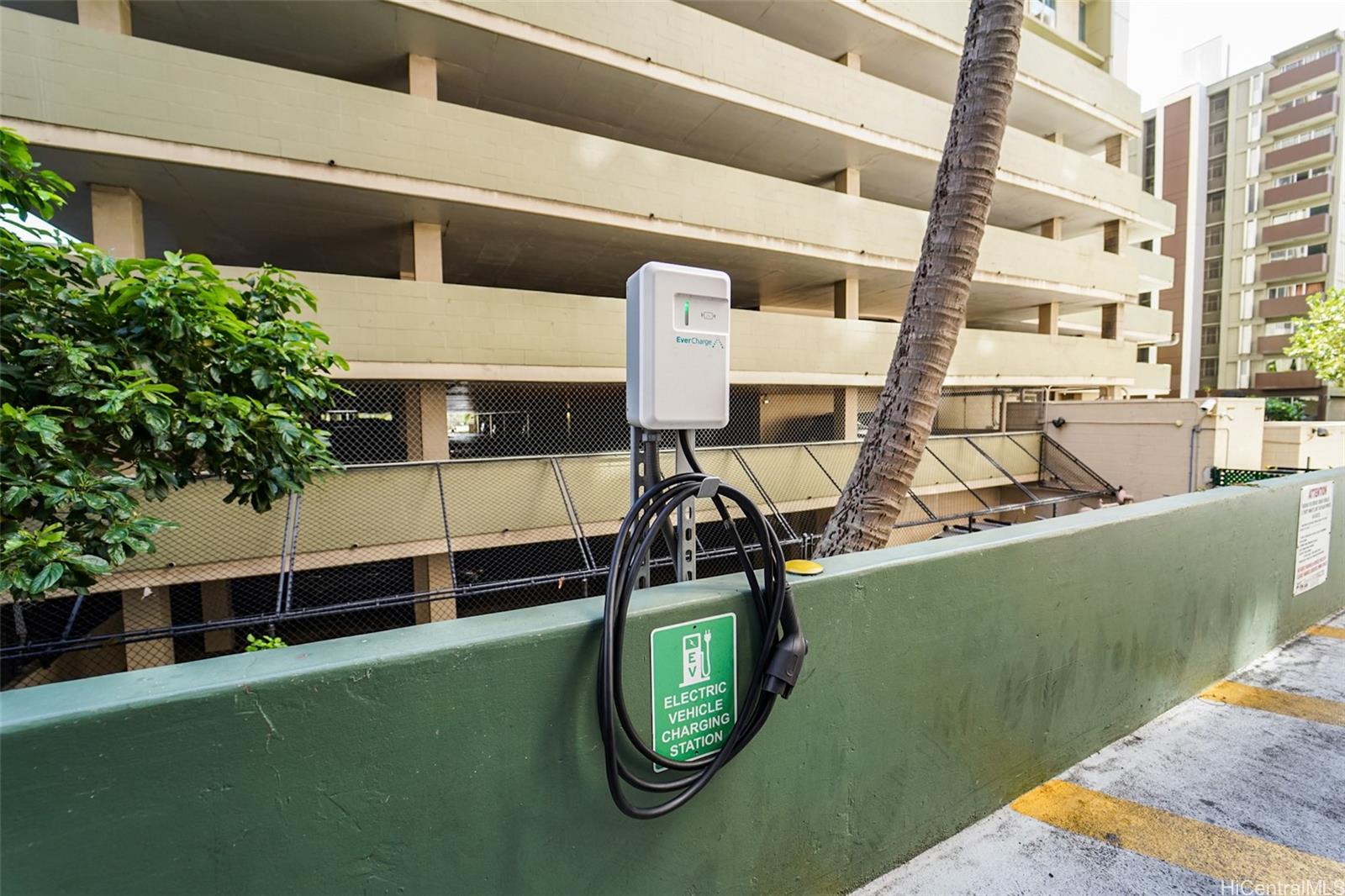 431 Nāhua Street, Unit 309 Honolulu, HI 96815 - Photo 23 of 25 a view of balcony with two chairs and a table