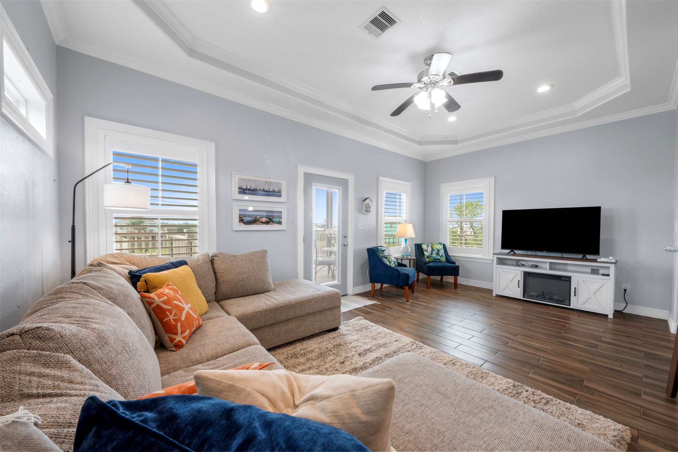 1026 20th Street Dickinson, TX 77539 - Photo 6 of 25 Enter into the living room, plenty of room for large gatherings.