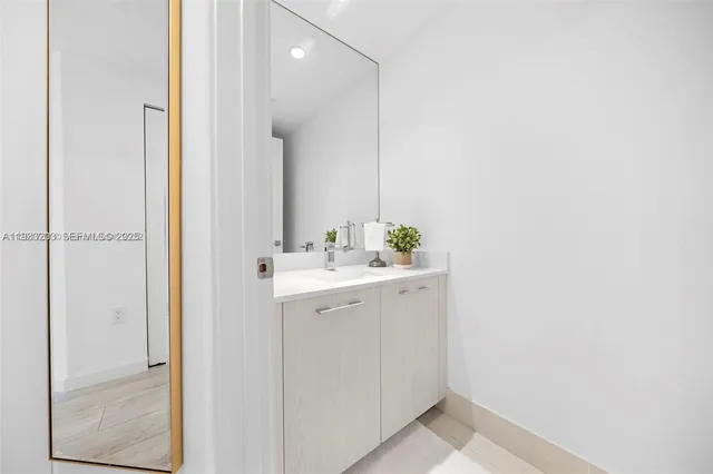 $6,200 | 45 Southwest 9th Street, Unit 1403, Miami, FL 33130