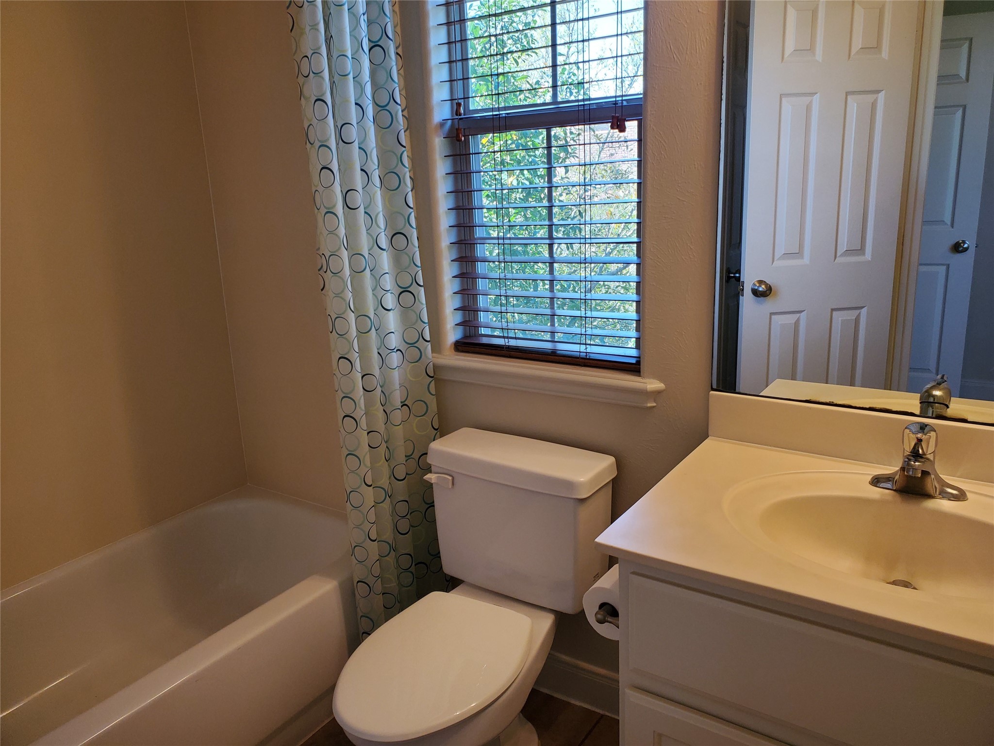 326 Malone Street Houston, TX 77007 - Photo 25 of 25 a bathroom with a sink toilet and bathtub