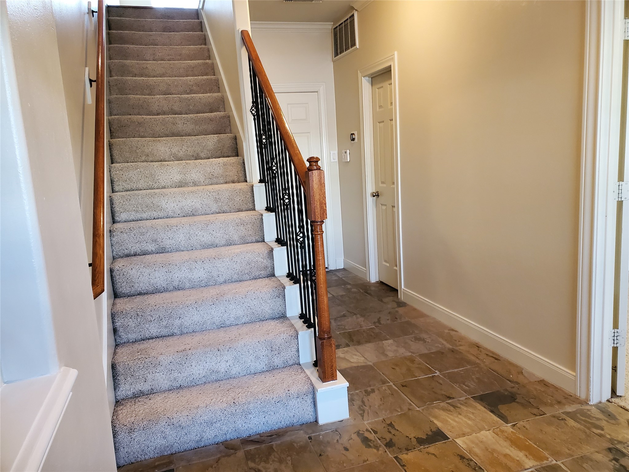 326 Malone Street Houston, TX 77007 - Photo 4 of 25 a view of entryway