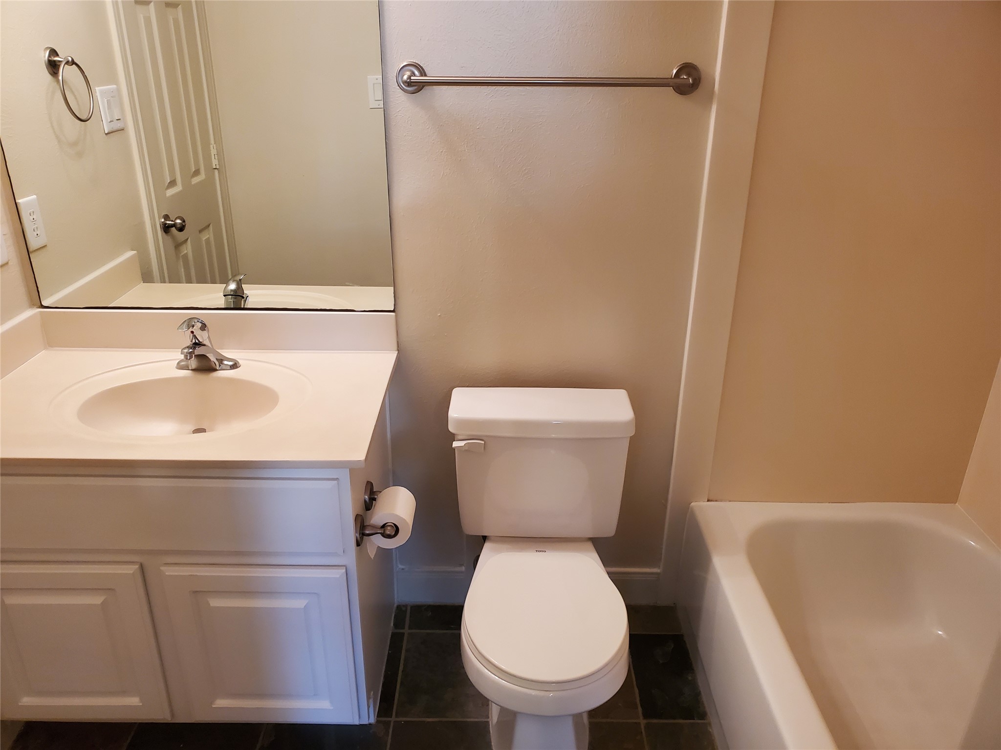 326 Malone Street Houston, TX 77007 - Photo 6 of 25 a bathroom with a sink and a toilet