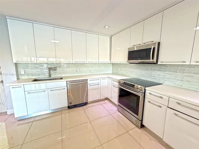 $399,000 | 879 Northeast 195th Street, Unit 228, Miami, FL 33179