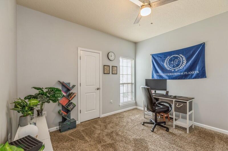4596 Hermosa Road Crestview, FL 32539 - Photo 23 of 35 a workspace with furniture and a potted plant