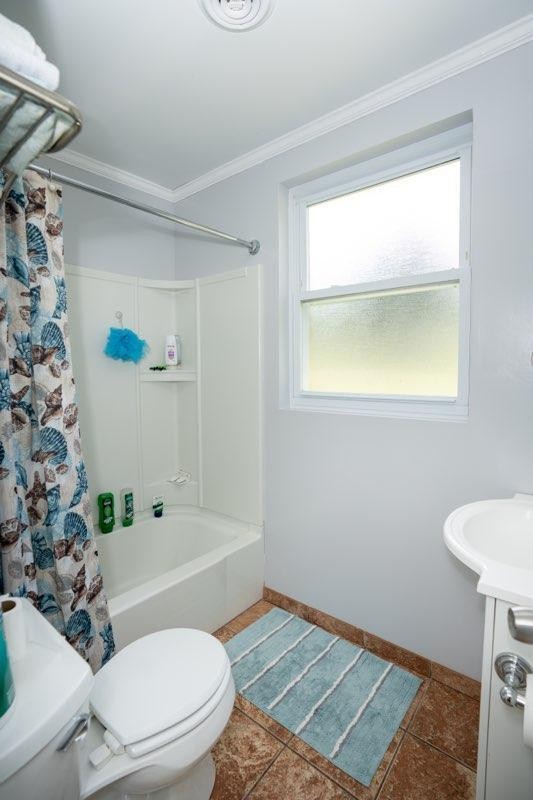 123 Manchester Road Oak Ridge, TN 37830 - Photo 19 of 26 a bathroom with a toilet and a shower