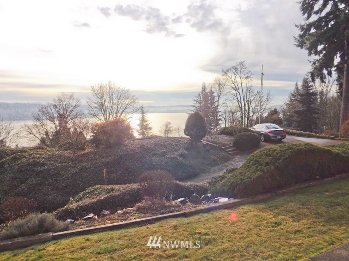 8383 East Mercer Way Mercer Island, WA 98040 - Photo 4 of 13