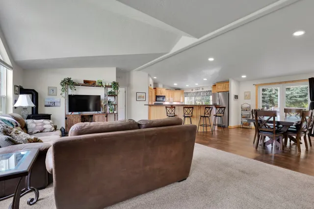 $560,000 | 38911 North Newport Highway, Elk, WA 99009