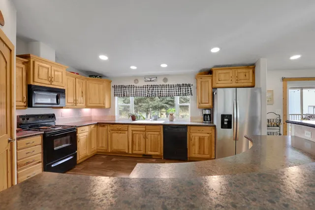 $560,000 | 38911 North Newport Highway, Elk, WA 99009