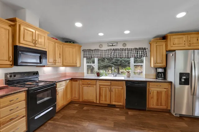 $560,000 | 38911 North Newport Highway, Elk, WA 99009