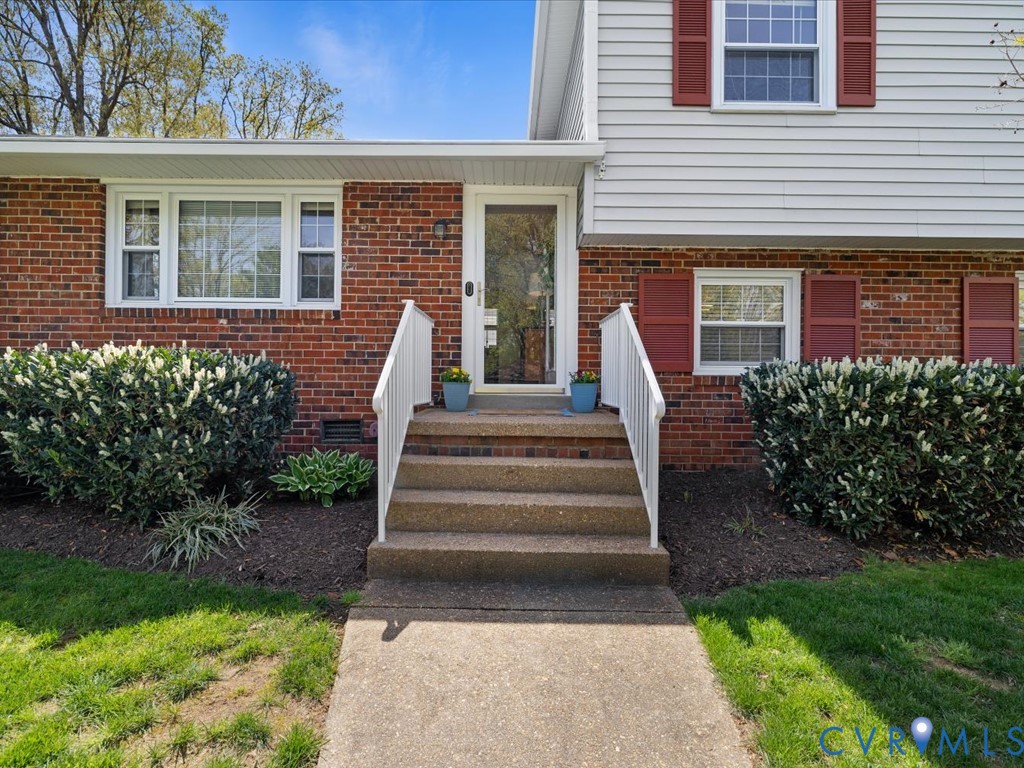 1455 Robindale Road Richmond, VA 23235 - Photo 5 of 29 a view of a house with backyard and garden