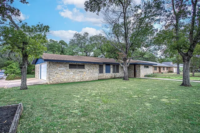 $2,595 | 2001 Oakglen Drive, Austin, TX 78745