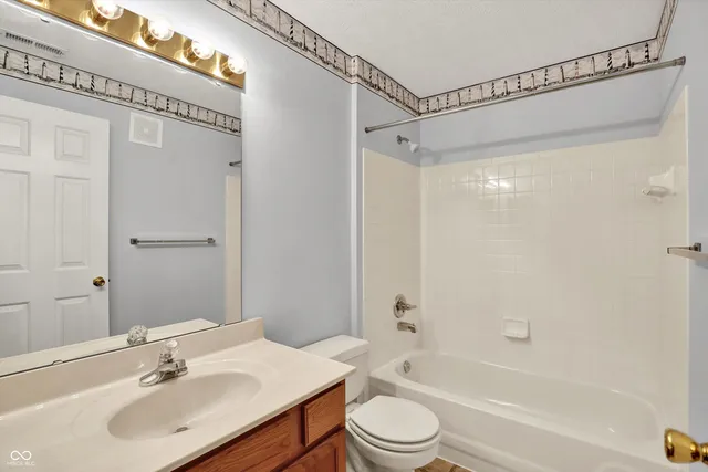 $179,900 | 8354 Glenwillow Lane, Unit 205, Indianapolis, IN 46278