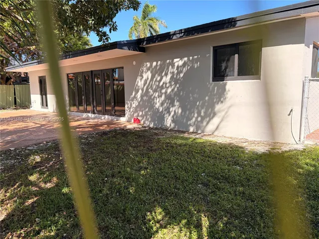 a view of a house with backyard