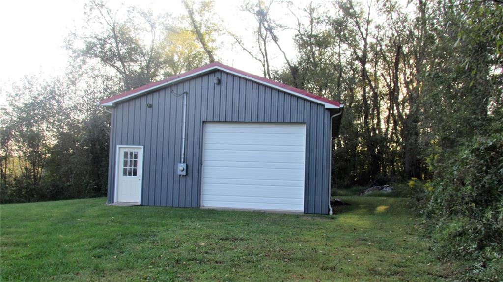 Spacious garage/workshop with electric and heat