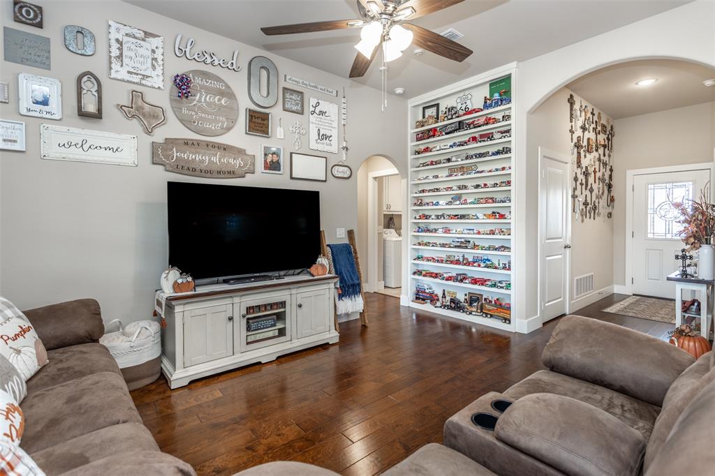 513 Pathfinder Street Collinsville, TX 76233 - Photo 6 of 40