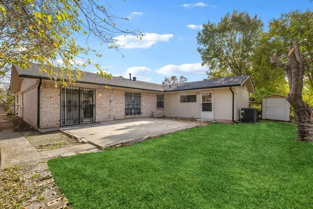 a view of a yard with a house