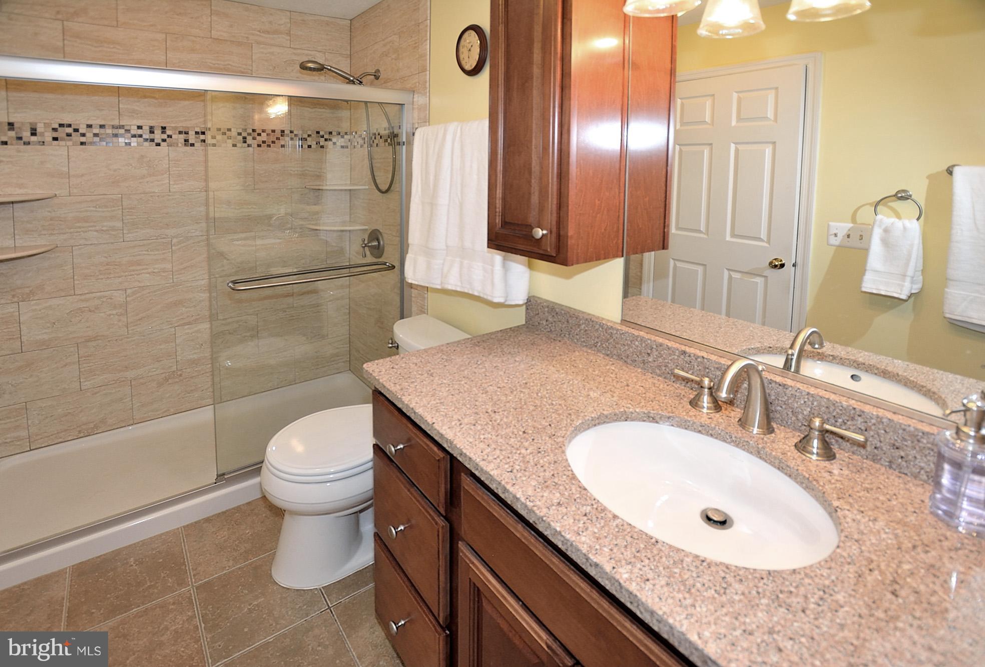 107 Rector Street Sterling, VA 20164 - Photo 15 of 29 Upper level updated full hall bath