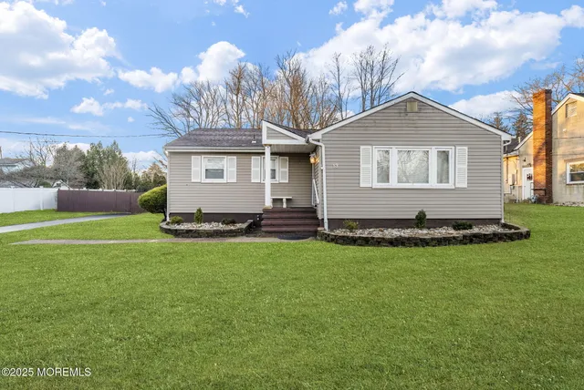 a view of a house with a yard
