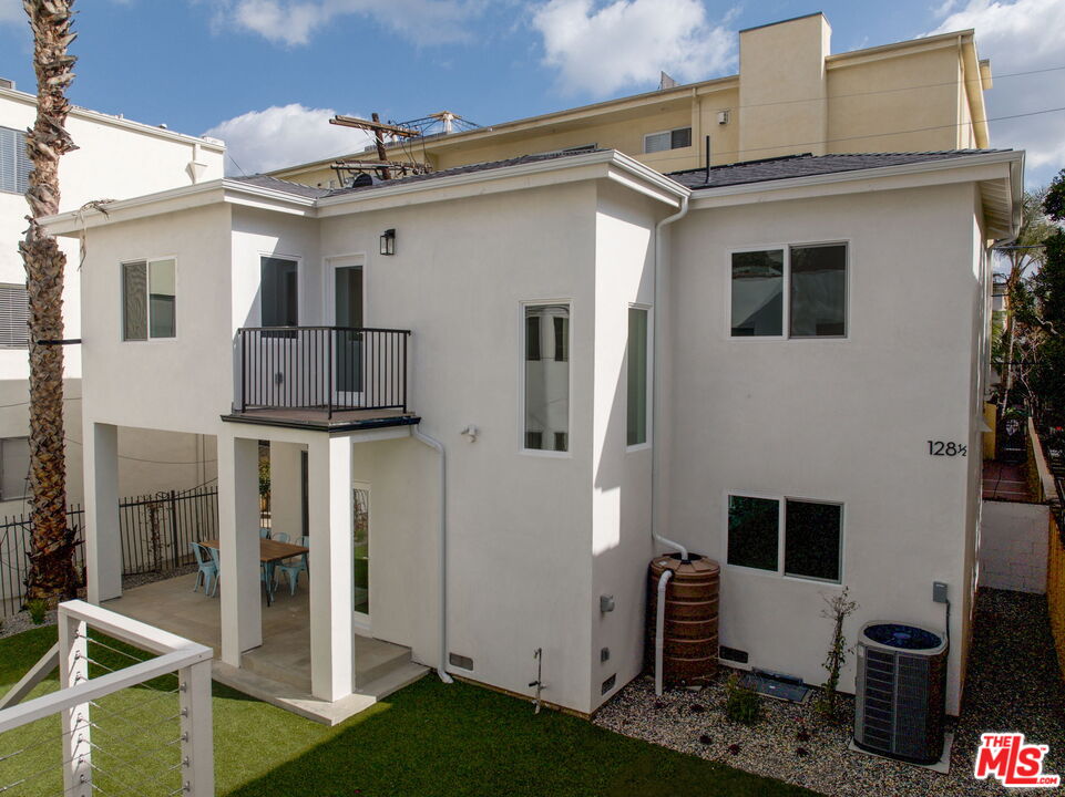 128 South Swall Drive, Unit 1/2 Los Angeles, CA 90048 - Photo 29 of 32 a view of back yard of the house