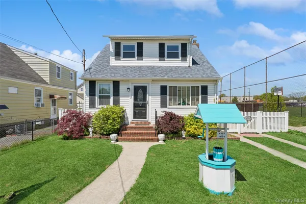 $874,999 | 646 Benris Avenue, Franklin Square, NY 11010