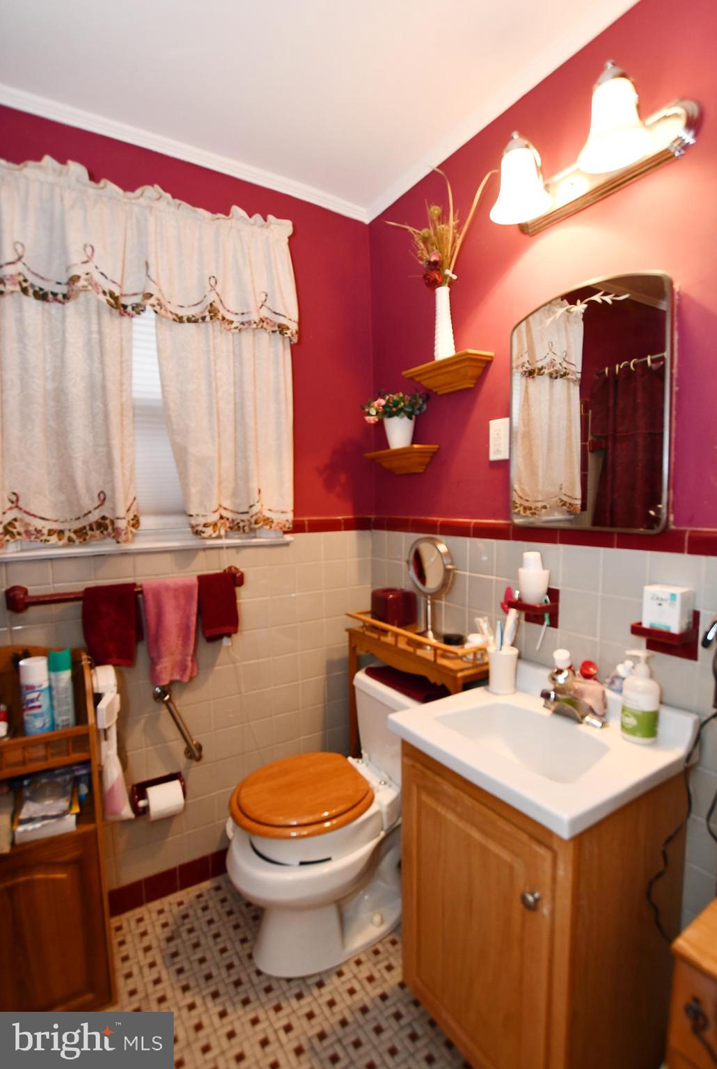 101 Hillview Drive Springfield, PA 19064 - Photo 14 of 31 Main Floor Full Bathroom