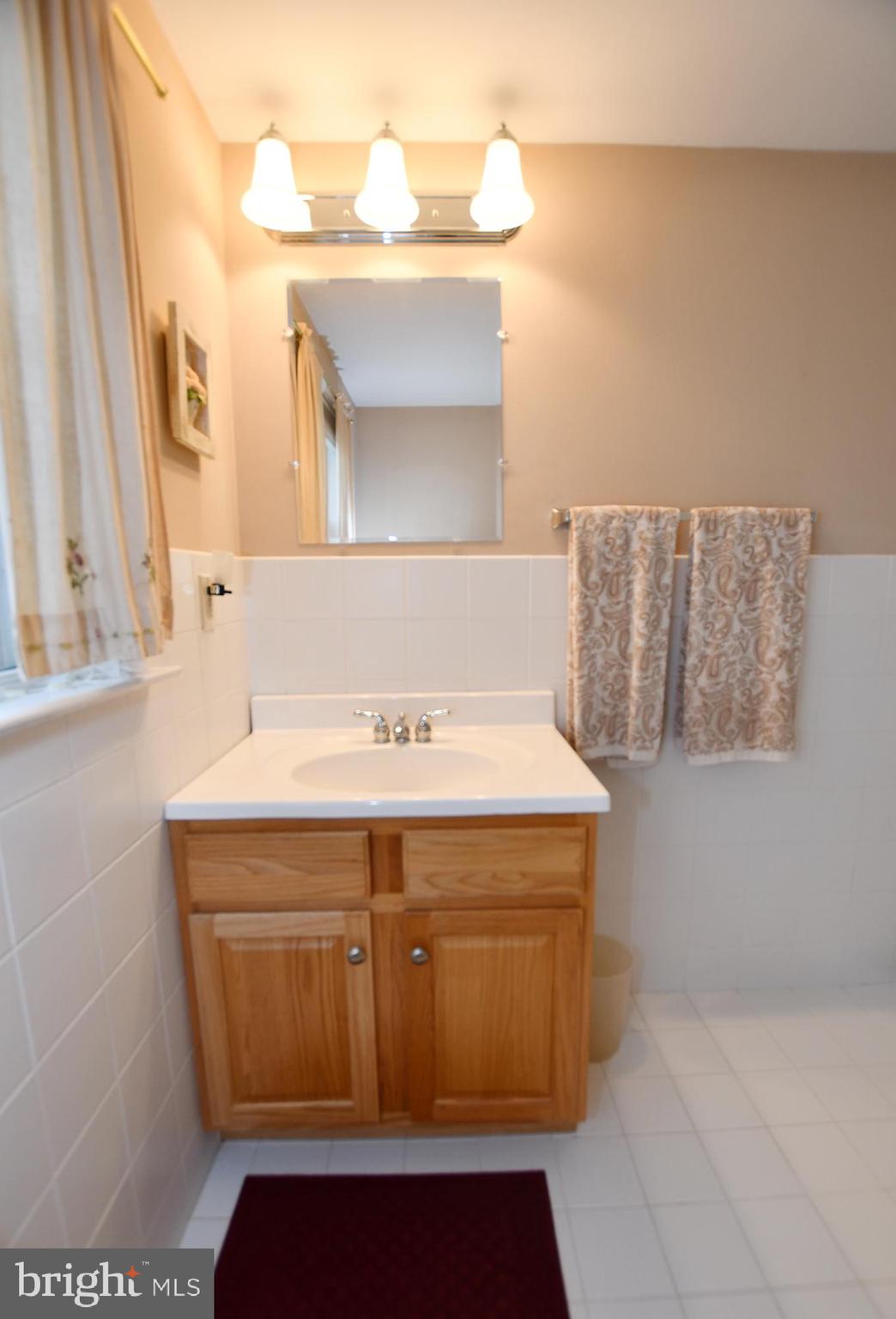 101 Hillview Drive Springfield, PA 19064 - Photo 22 of 31 Second Floor Full Bathroom