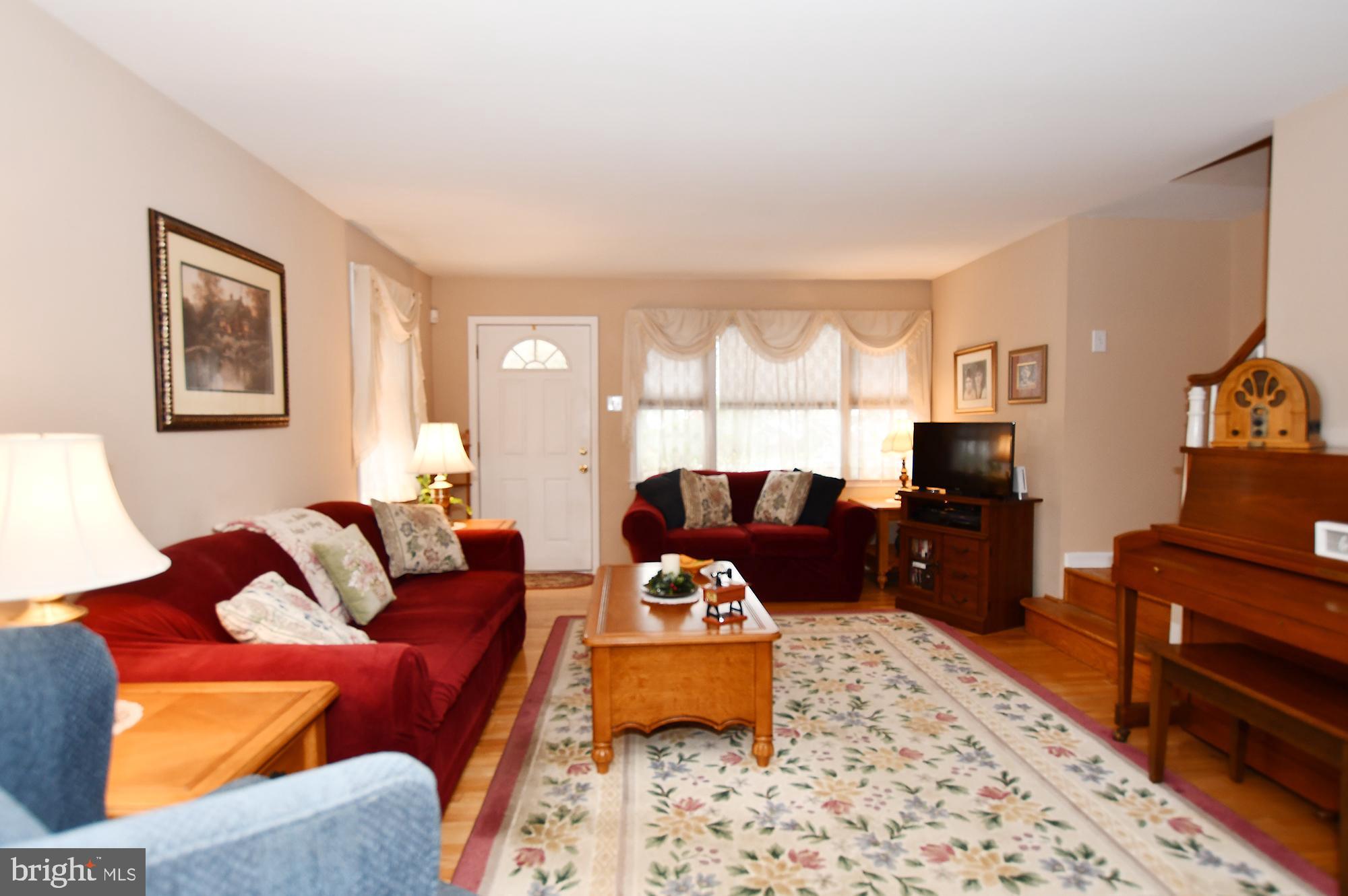 101 Hillview Drive Springfield, PA 19064 - Photo 5 of 31 Living Room