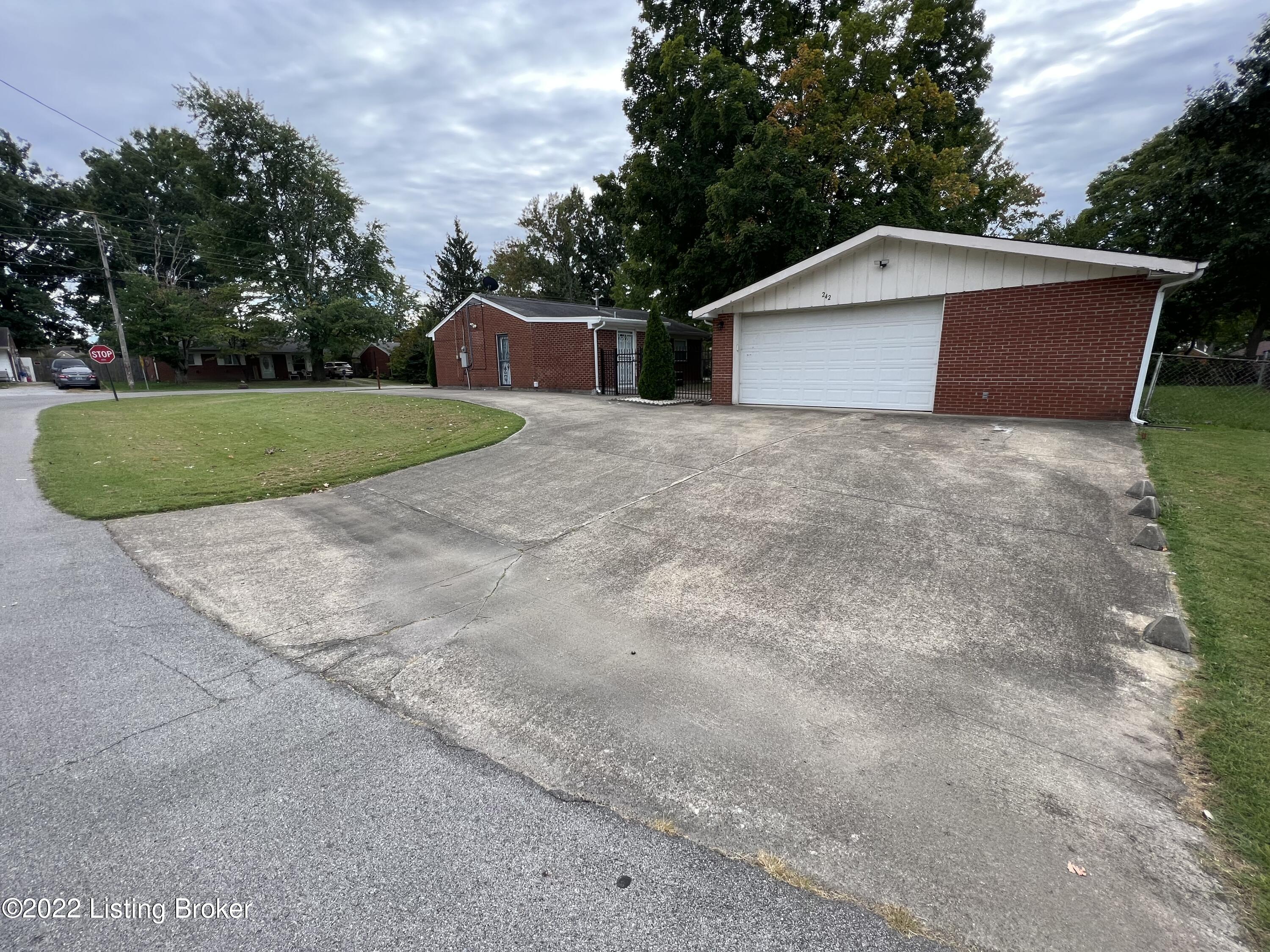 242 Dale Road Louisville, KY 40229 - Photo 3 of 45 IMG_1926
