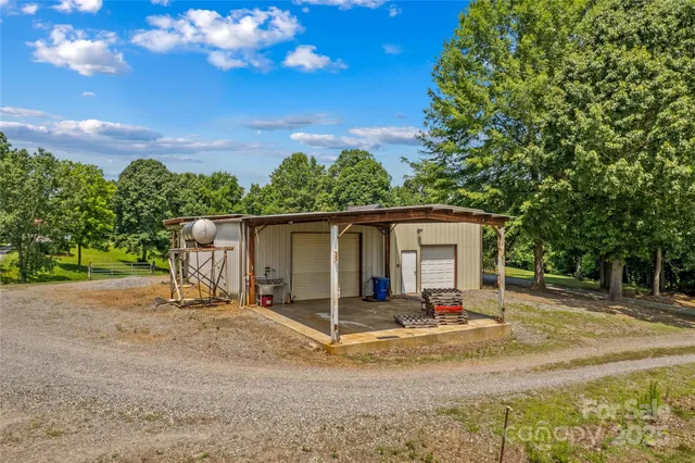 a view of a house with backyard and trees