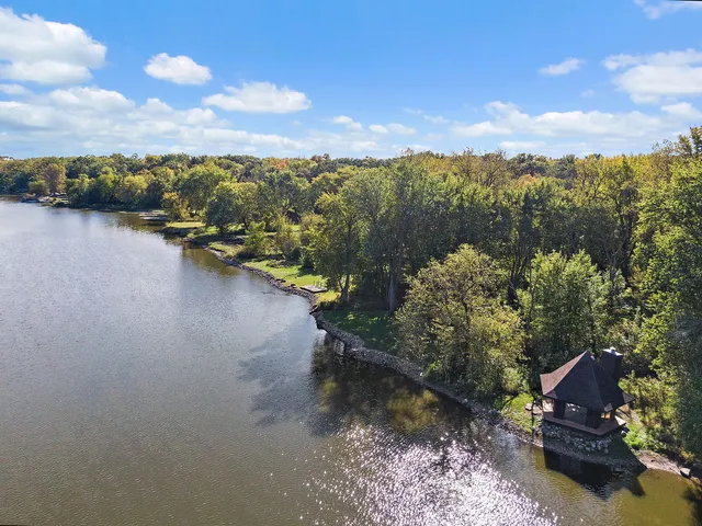 a view of a fountain in front of the house