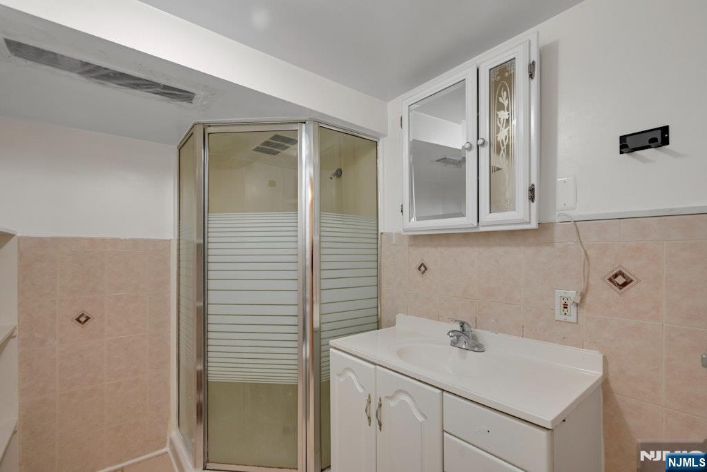 497 Oakdene Avenue Ridgefield, NJ 07657 - Photo 28 of 35 Gallery Image 28