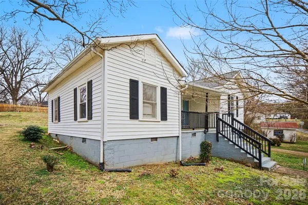 a view of house with a yard