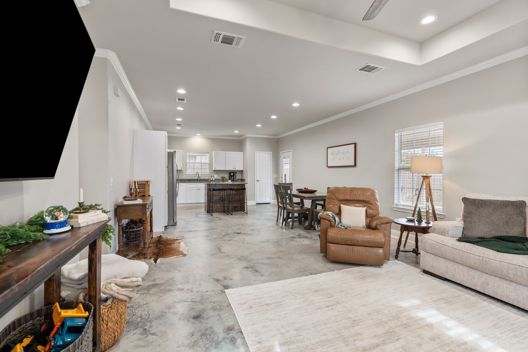 413 East Spruce Street Huntington, TX 75949 - Photo 11 of 37 a living room with furniture and a flat screen tv