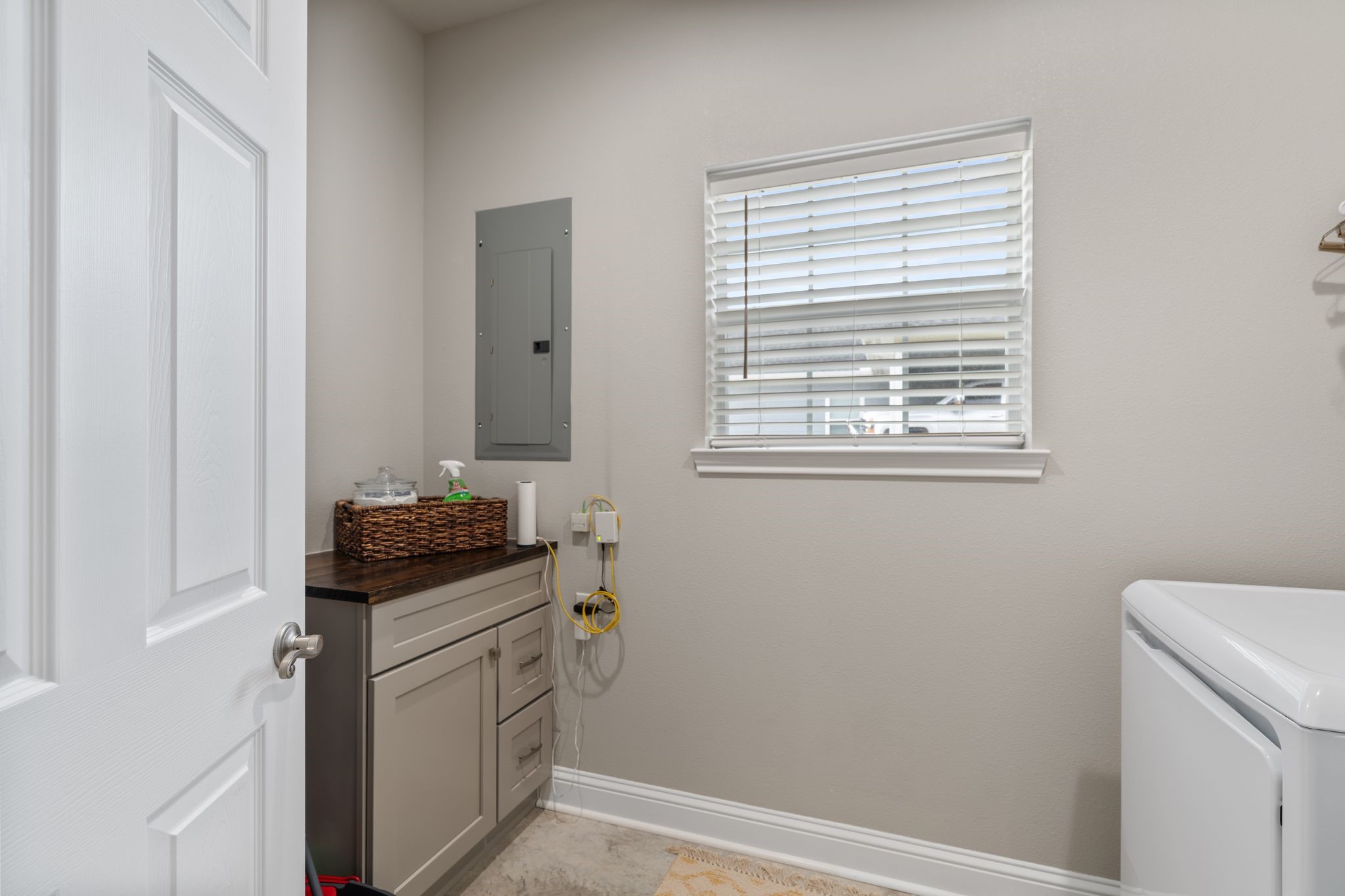 413 East Spruce Street Huntington, TX 75949 - Photo 16 of 37 a kitchen with a stove and a window