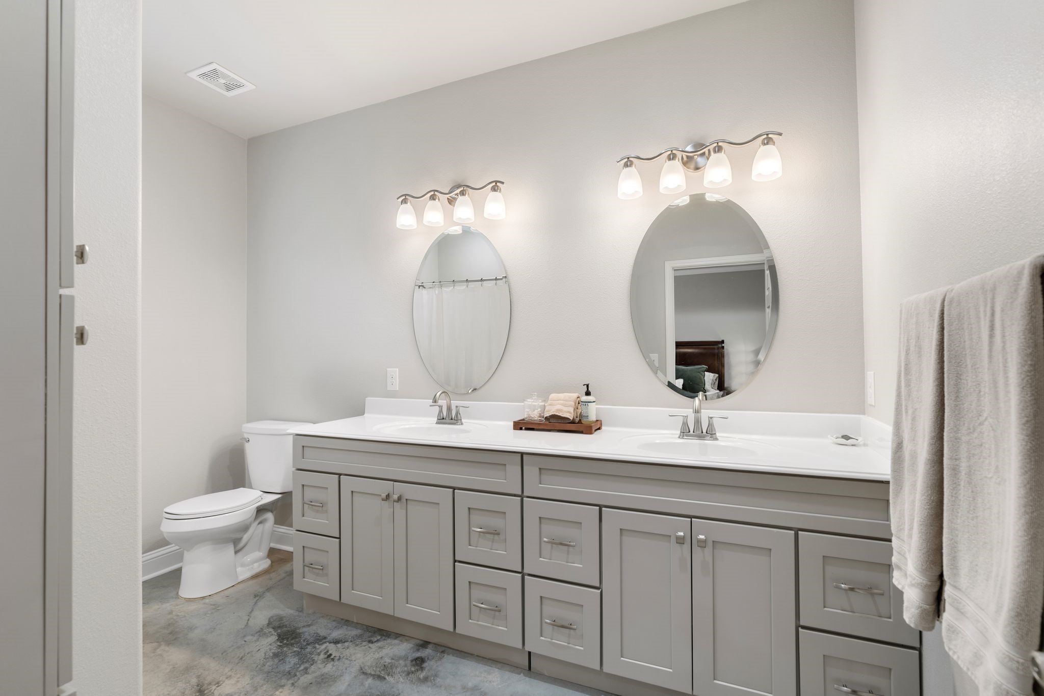 413 East Spruce Street Huntington, TX 75949 - Photo 20 of 37 a bathroom with double vanity a toilet a and a mirror