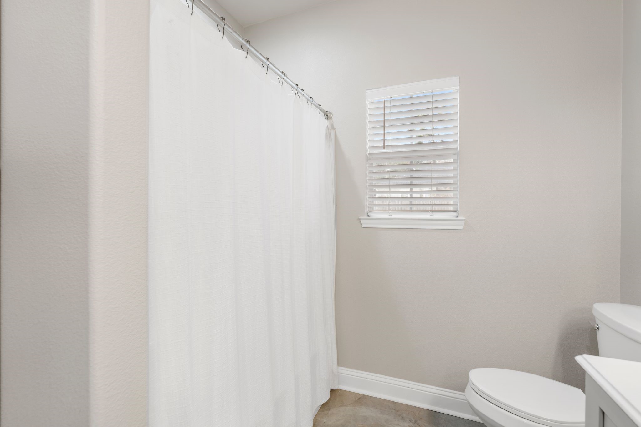 413 East Spruce Street Huntington, TX 75949 - Photo 21 of 37 a bathroom with a toilet and a window