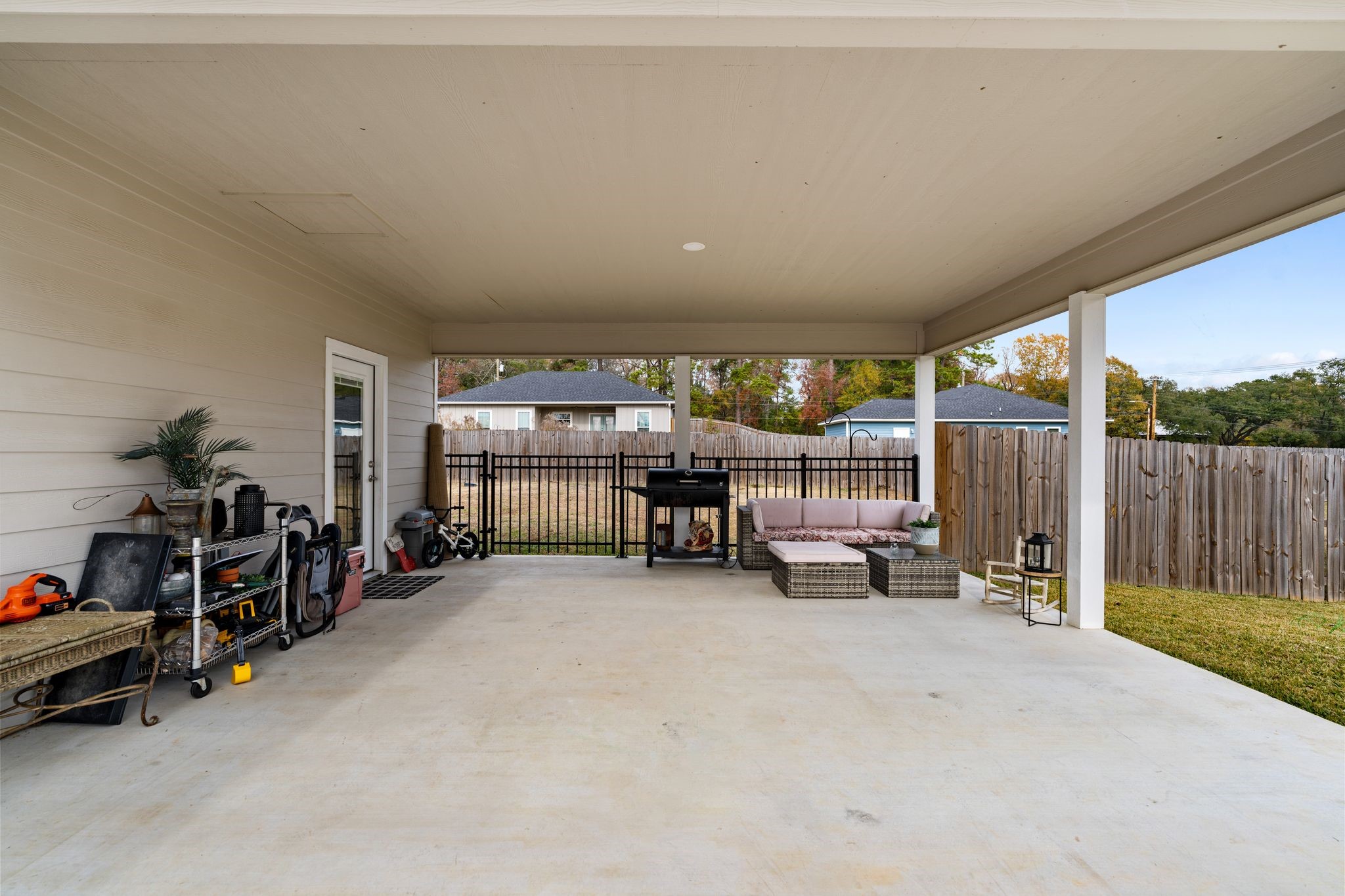 413 East Spruce Street Huntington, TX 75949 - Photo 32 of 37 a view of living room with furniture and a garage
