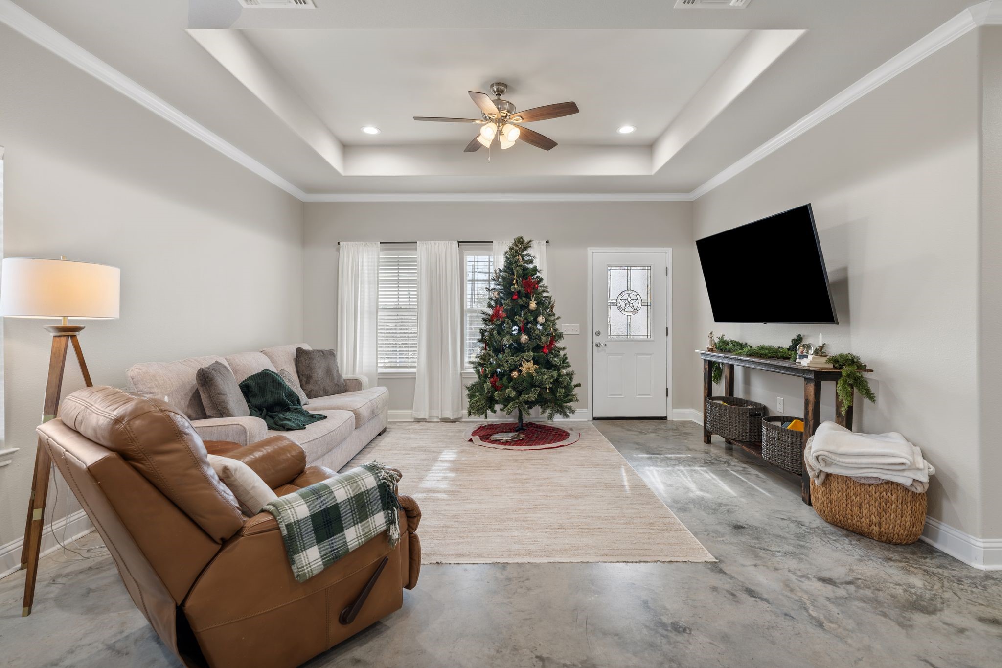 413 East Spruce Street Huntington, TX 75949 - Photo 8 of 37 a living room with furniture and a flat screen tv