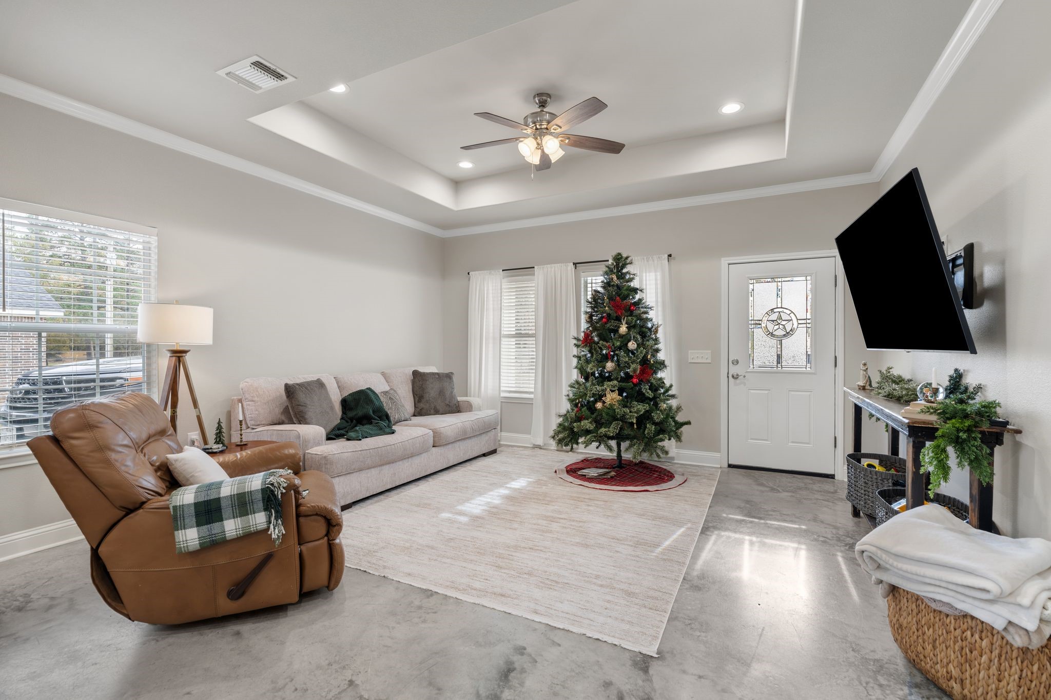 413 East Spruce Street Huntington, TX 75949 - Photo 9 of 37 a living room with furniture potted plant and a flat screen tv