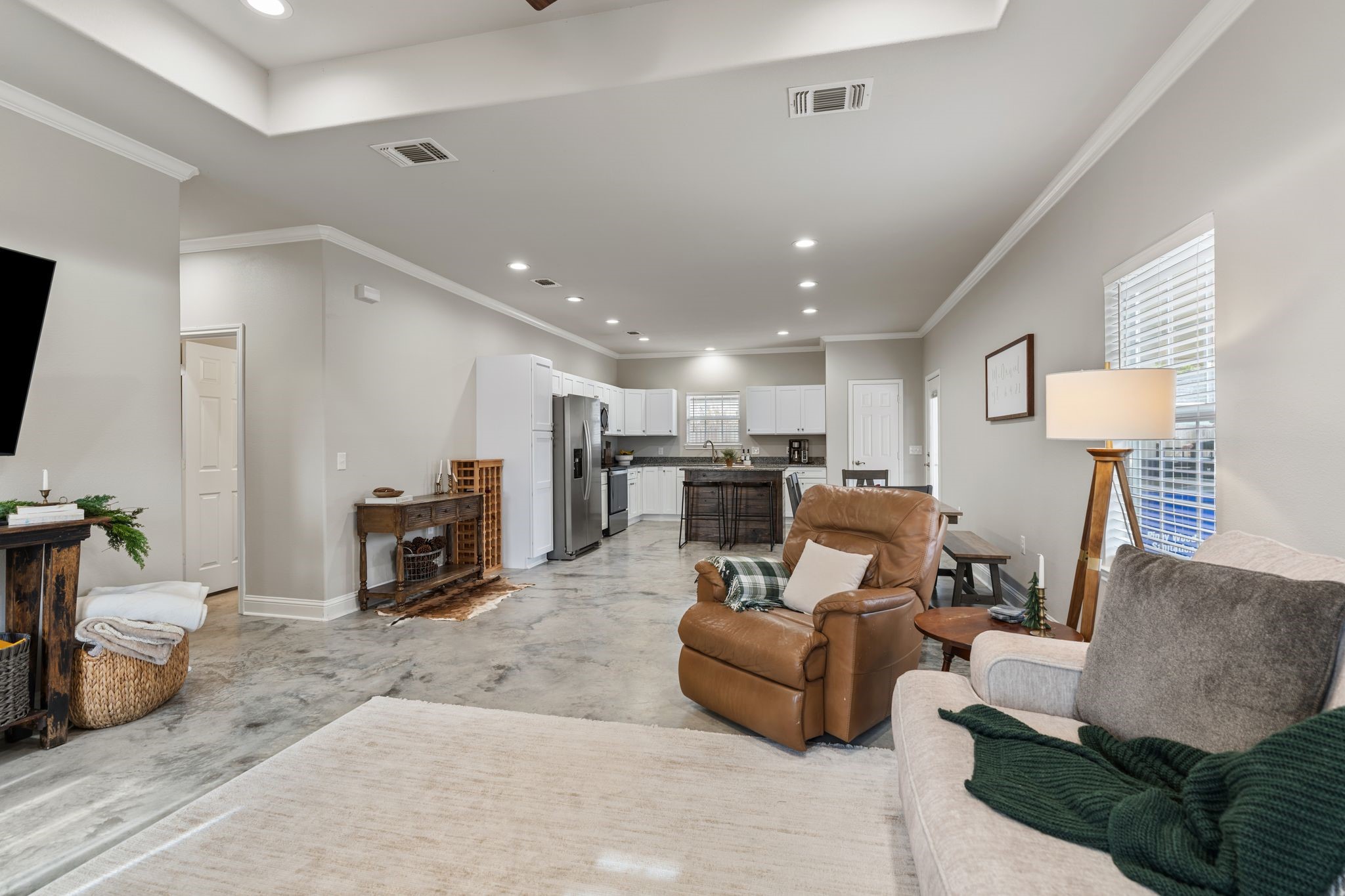 413 East Spruce Street Huntington, TX 75949 - Photo 10 of 37 a living room with furniture and a flat screen tv