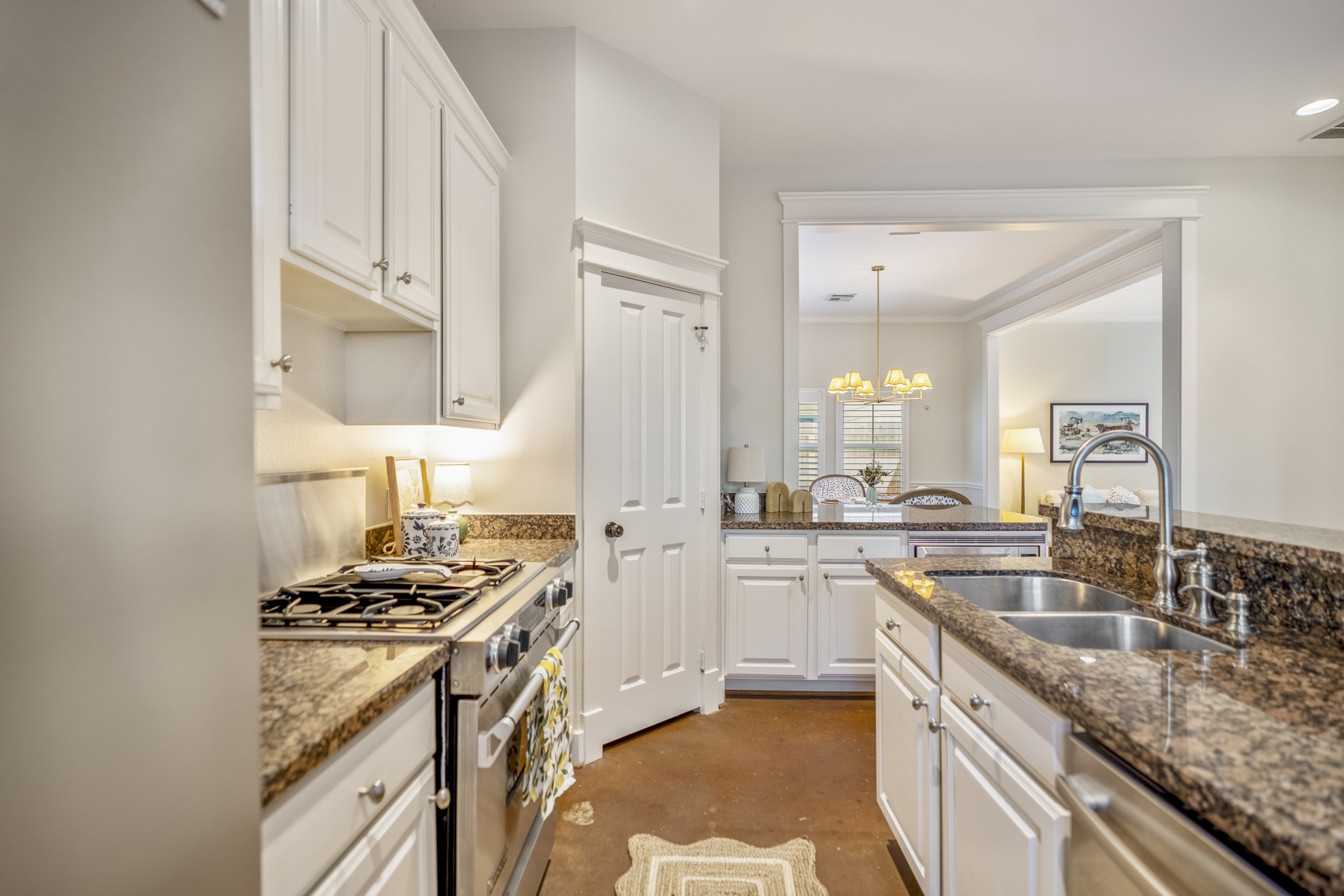 905 West 23rd Street Houston, TX 77008 - Photo 13 of 46 Open kitchen with breakfast bar seating, pantry storage, and convenient access to indoor and outdoor entertaining spaces.