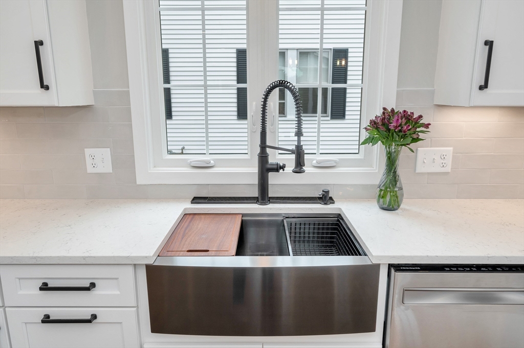 216 Waverly Road North Andover, MA 01845 - Photo 7 of 40 Gallery Image 7
