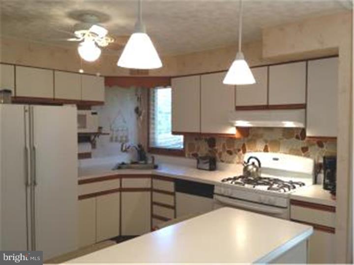 1259 Cloverly Road Warminster, PA 18974 - Photo 3 of 18 Kitchen