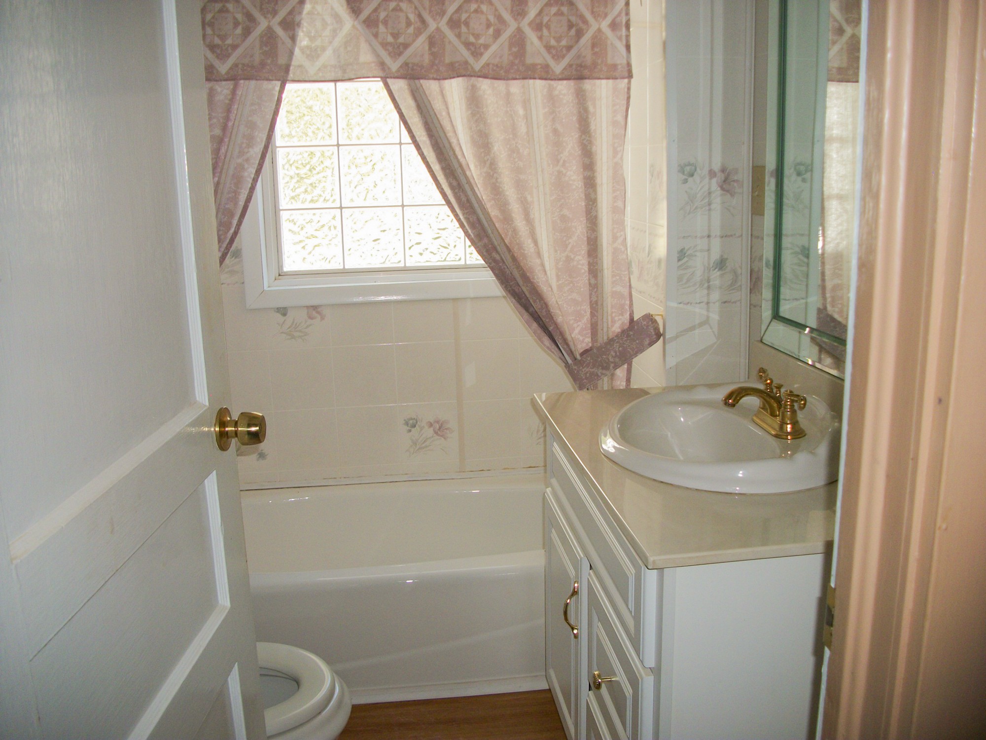 9670 Panther Creek Road Christiana, TN 37037 - Photo 9 of 16 a bathroom with a sink a toilet and a bathtub