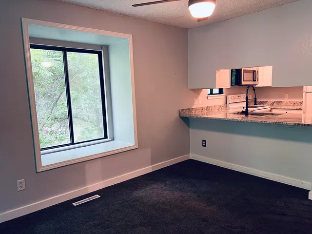 $1,950 | 2828 South 9th Street, Kalamazoo, MI 49009