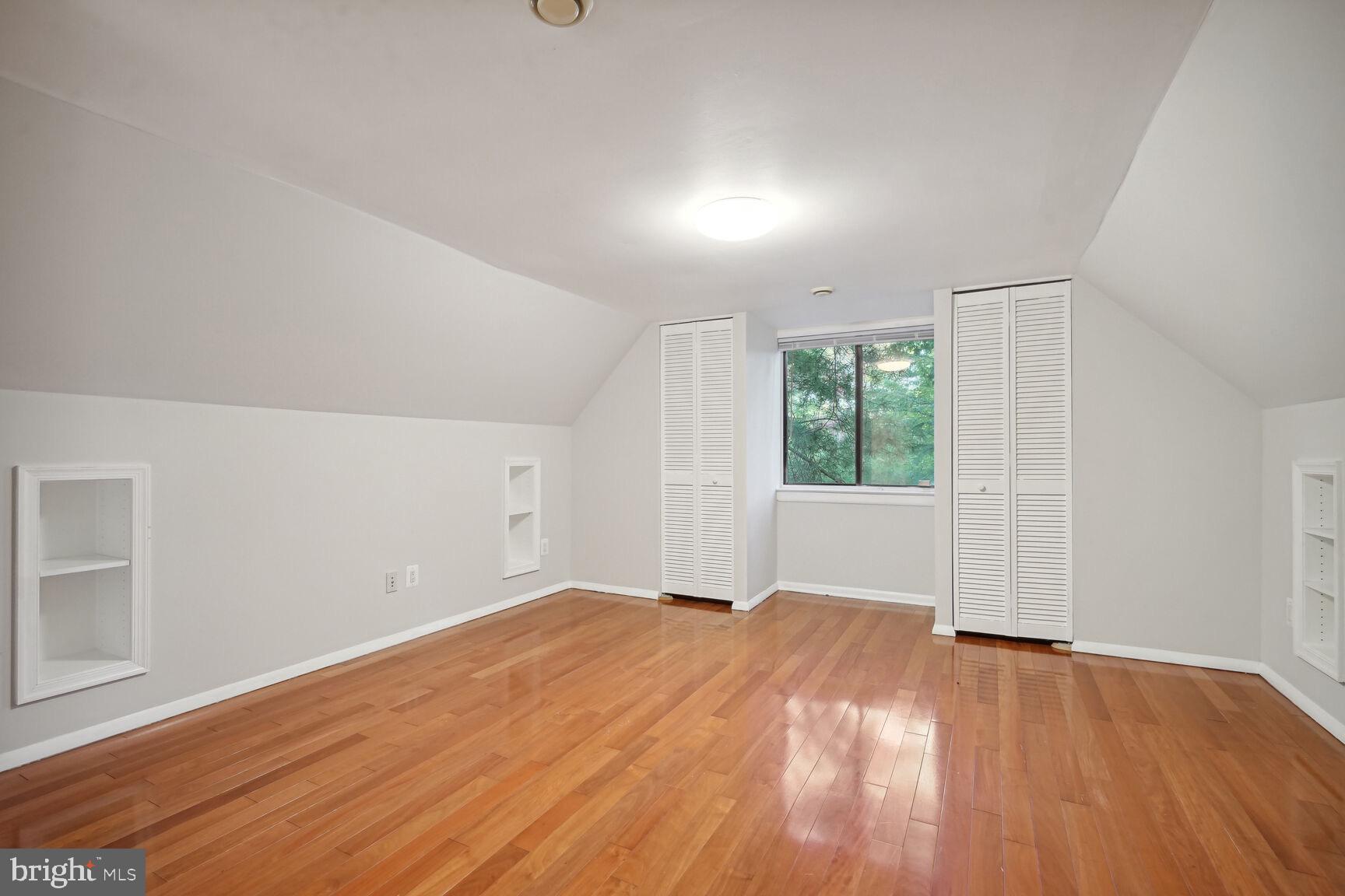 11307 Geddys Court Reston, VA 20191 - Photo 15 of 27 Upper level primary suite